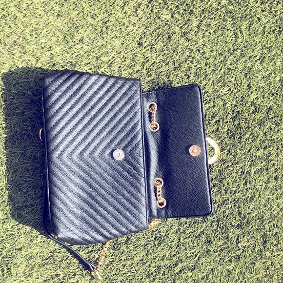 Nice hand bag used only once for a wedding or special event you might be going 2 - Picture 1 of 4